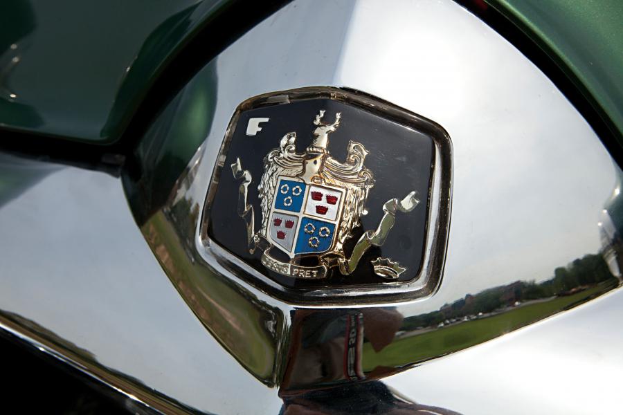 Логотип Frazer Manhattan Hardtop Sedan (F5161) 1951 года  (фото 14 из 25)
